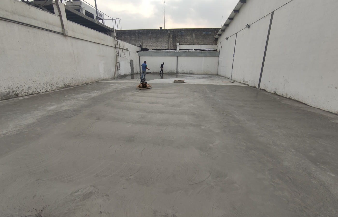 Interior terminado de la clínica de diálisis Delta remodelada por DCA en Urdesa