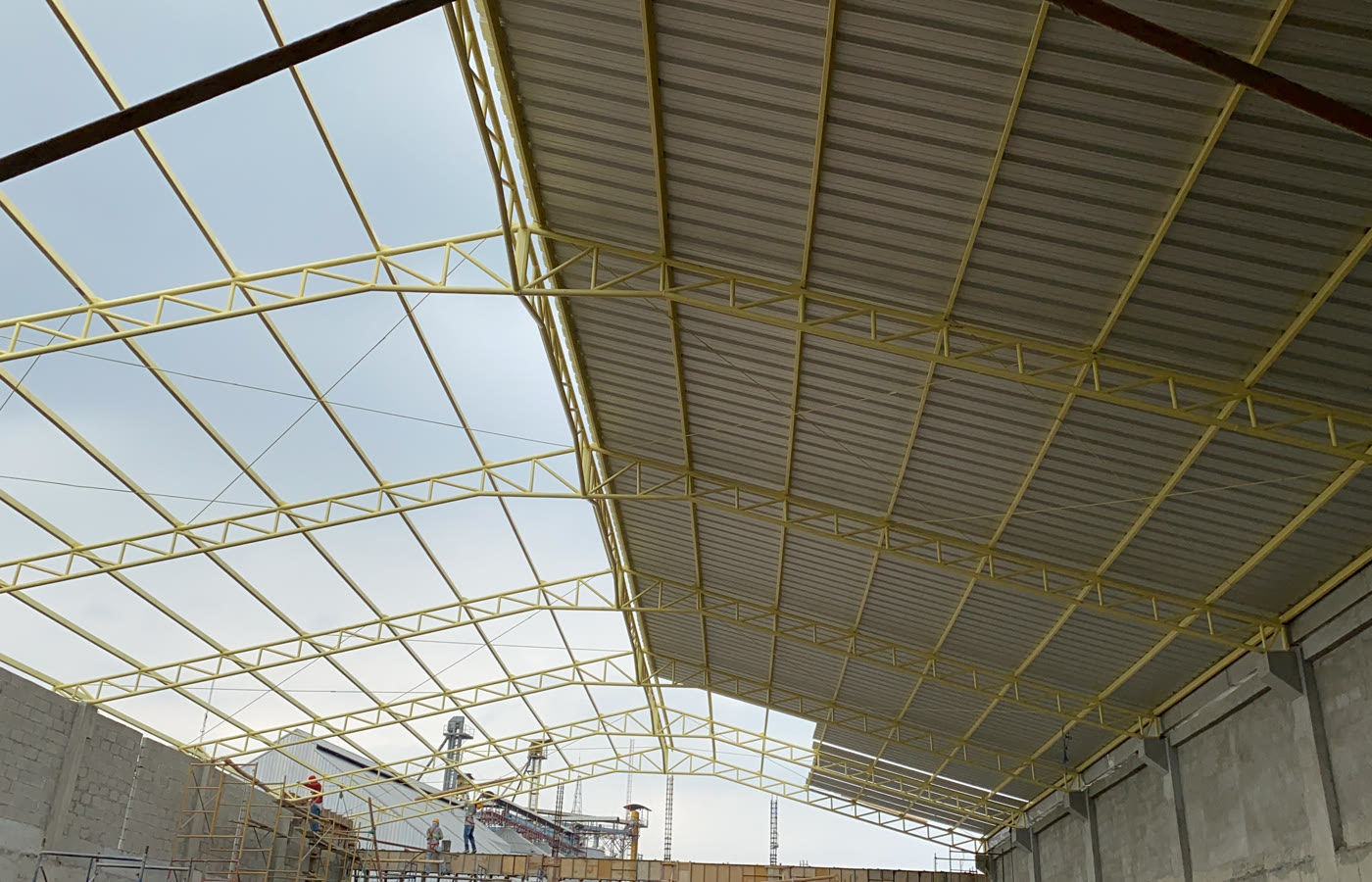 Estructura metálica de cubierta de la Bodega 8 de StoreOcean construida por DCA